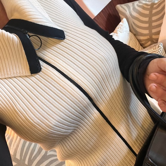 AKRIS PUNTO Vest- off white knit vest with black Euro zipper fits a 2-6 size - Picture 2 of 16